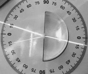 С помощью динамометра измеряли вес груза погрешность измерений равна цене деления шкалы динамометра