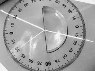 С помощью динамометра измеряли вес груза погрешность измерений равна цене деления шкалы динамометра